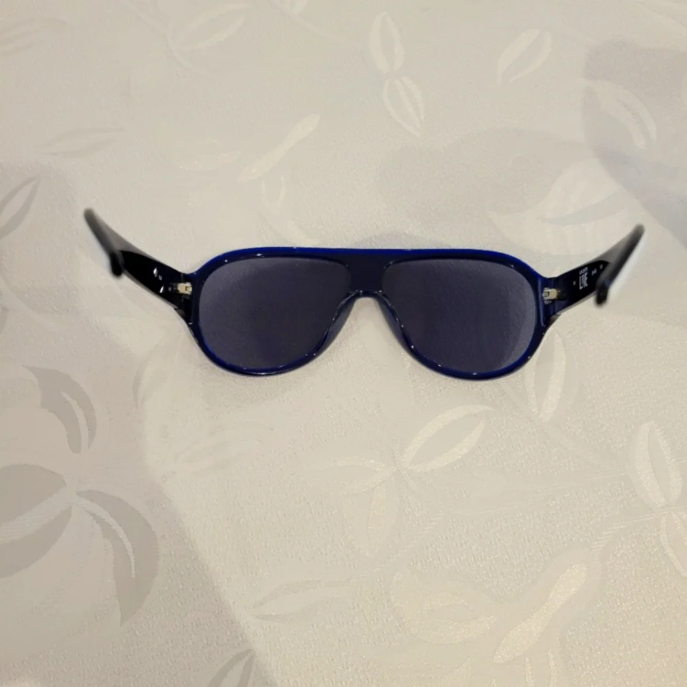 LACOSTE  White Frame Sunglasses with Blue Trim NEW - Picture 6 of 6